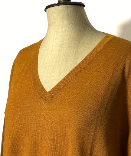 SWEATER CON ESPALDA LARGA