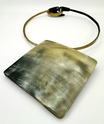 COLLAR DE CACHO CON DIJE CUADRADO